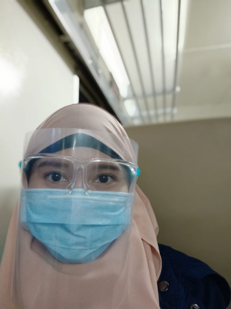memakai masker dan faceshield yang diberikan PT KAI untuk mencegah penyebaran virus covid 19