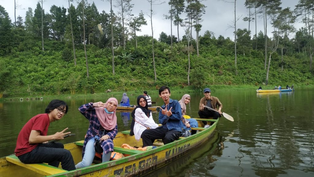 perahu sampan di telaga kumpe banyumas