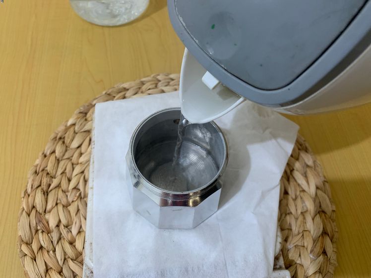 cara membuat kopi susu kekinian dengan moka pot