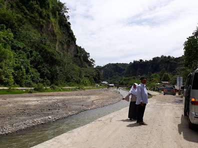 Sungai kecil di Ngarai Sianok Sungai kecil di Ngarai Sianok