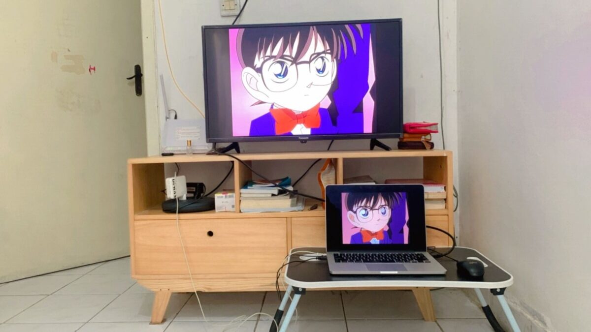 Menonton anime favorit dengan internet | Dok. pribadi
