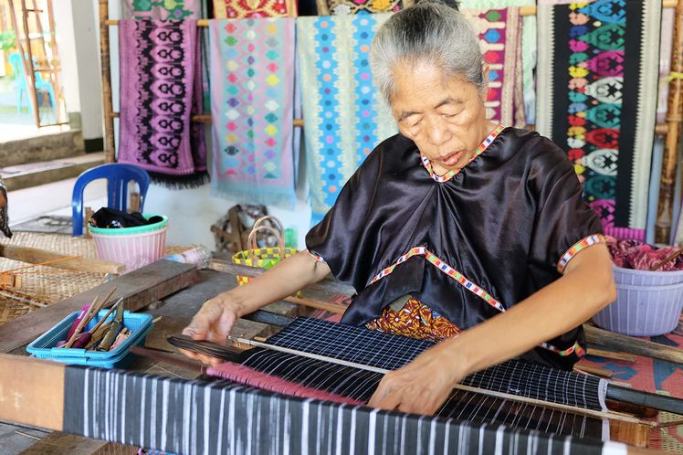 proses pembuatan kain tenun di lombok