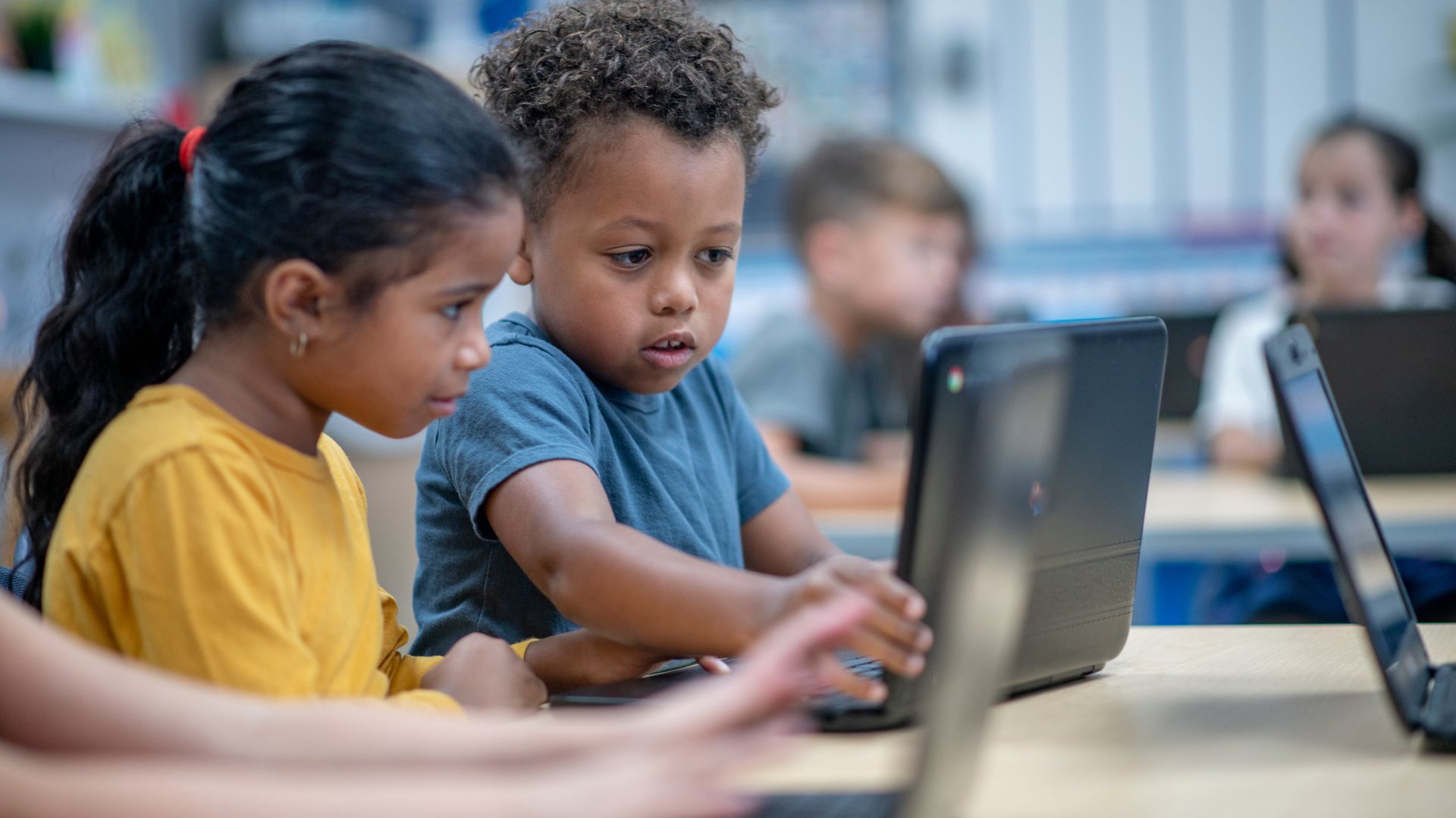 ai-di-sekolah-modern