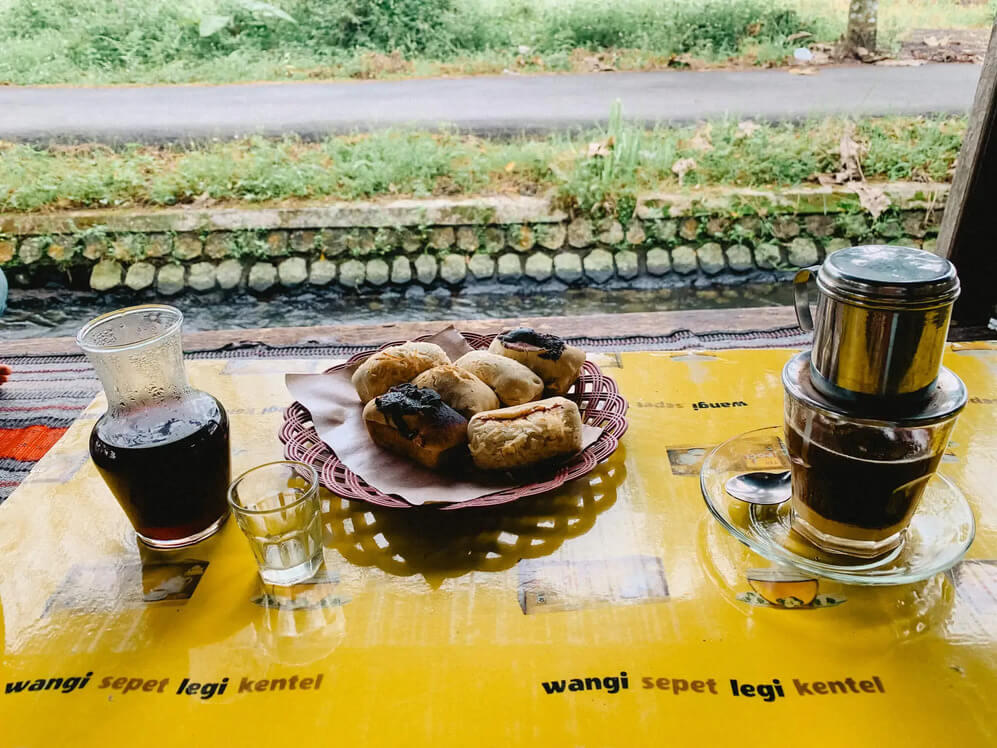 Relaxing coffee experience surrounded by nature at Kang Sute