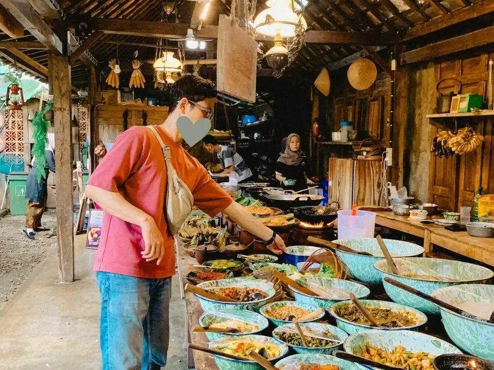 Buffet-style local dishes at Kopi Pletok restaurant