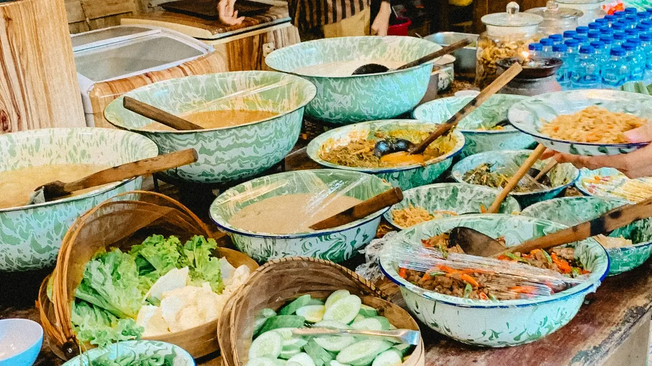 Lunch experience with traditional Indonesian food at Kopi Pletok