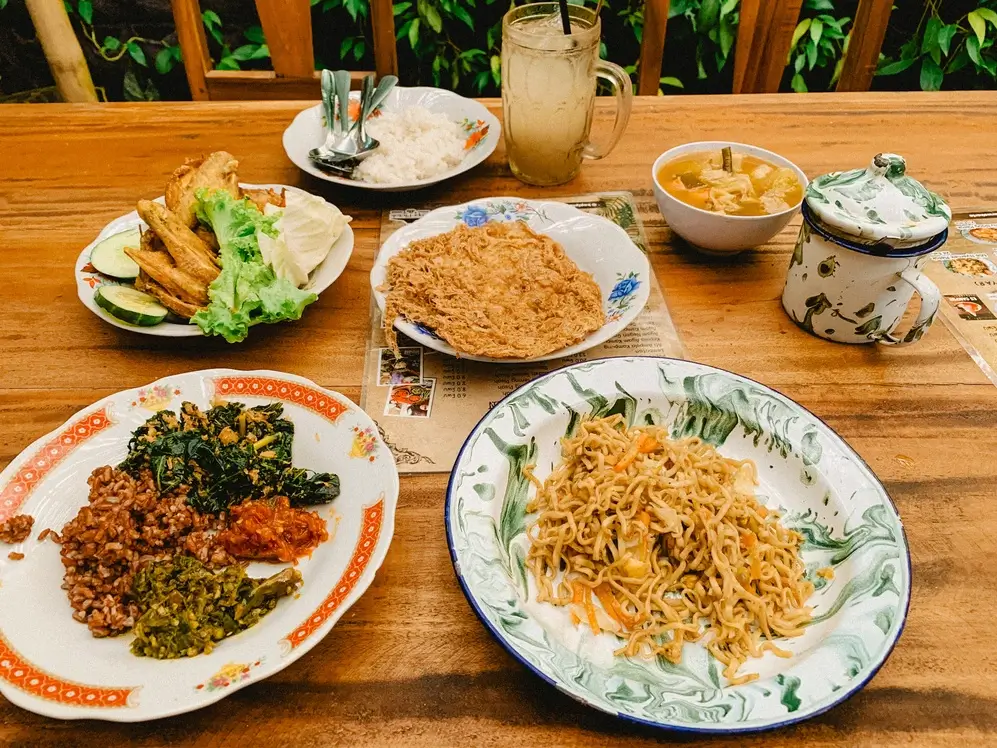 Lunch experience with traditional Indonesian food at Kopi Pletok