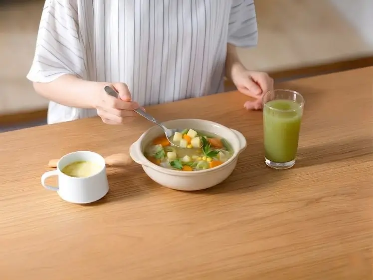 Sajian sayur sop bening homemade dengan kuah bening dan sayuran warna-warni