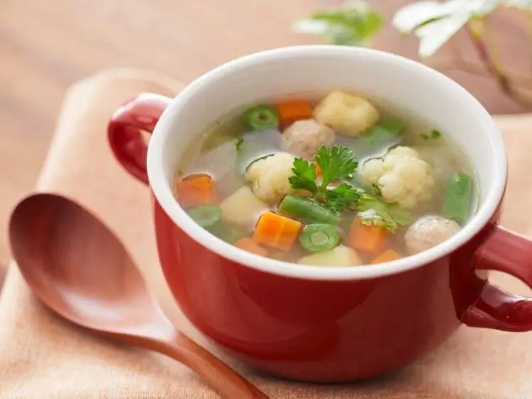 Sayur sop bening hangat berisi aneka sayuran segar dalam kuah kaldu gurih