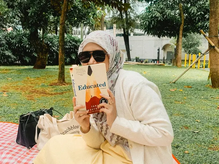 A woman studying data analytics while envisioning a future platform to empower Indonesian women through digital skills and lifelong learning.